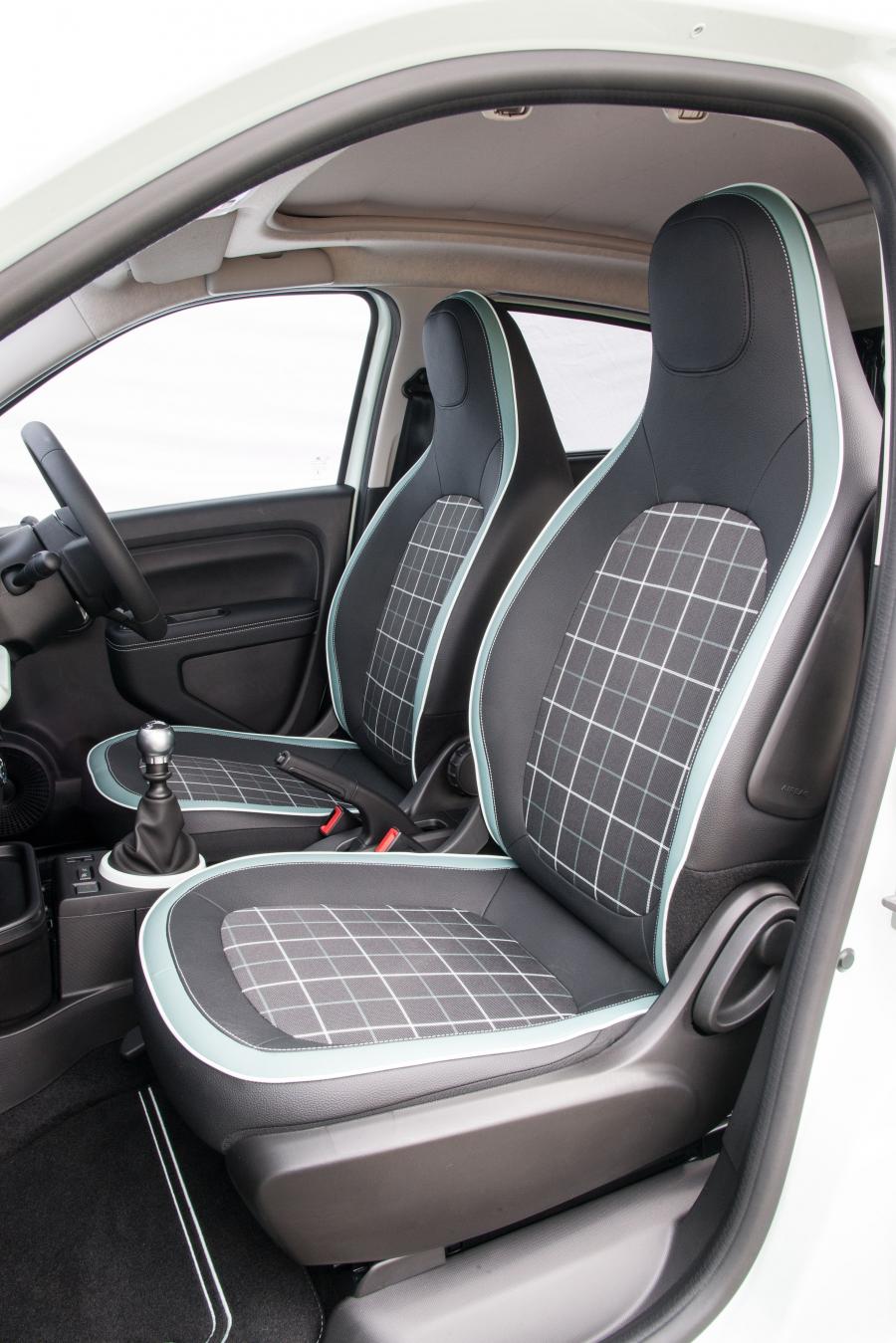 Интерьер Renault Twingo Iconic 2017 года  (UK) (фото 7 из 9)